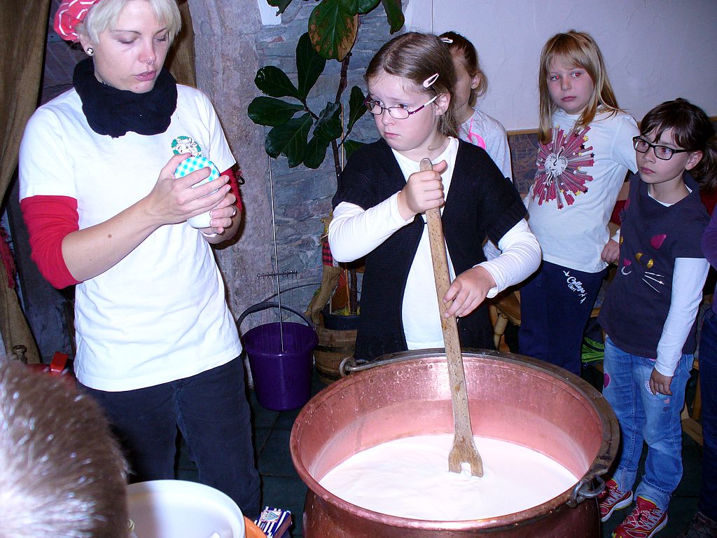 Erhitzen der Milch und das Ruehren nicht vergessen