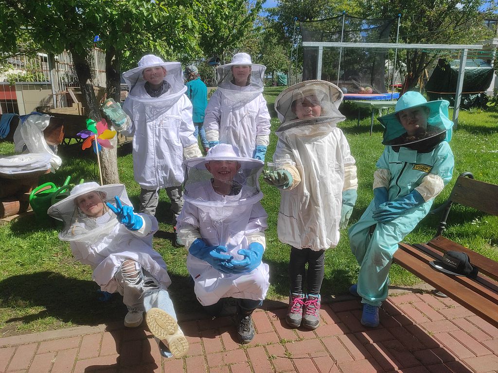Grundschüler zu Besuch beim Imker