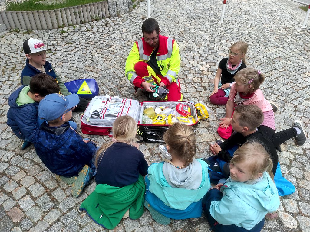 Grundschüler lernen erste Hilfe